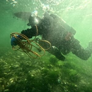 SDI Instructor Specialty Upgrade - A SDI Instructor Trainer managing lines at depth to prevent entanglement.