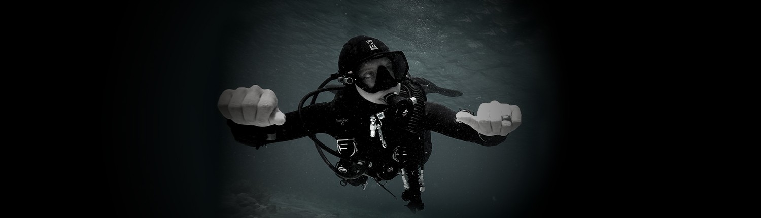 TDI Instructor demonstrating perfect buoyancy in excellent trim.